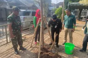 Sudin Tamhut Jakarta Barat Tanam 649 Pohon Pelindung untuk Tekan Polusi