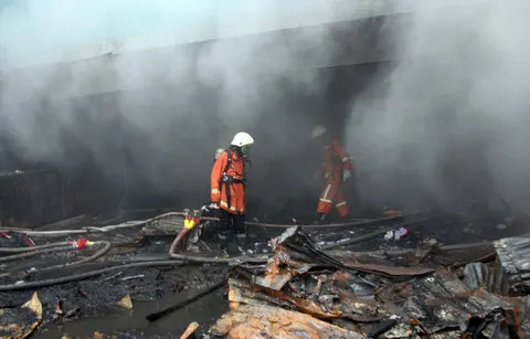 Petugas Damkar DKI Jakarta Meninggal Dunia saat Memadamkan Kebakaran TPS di Ciracas