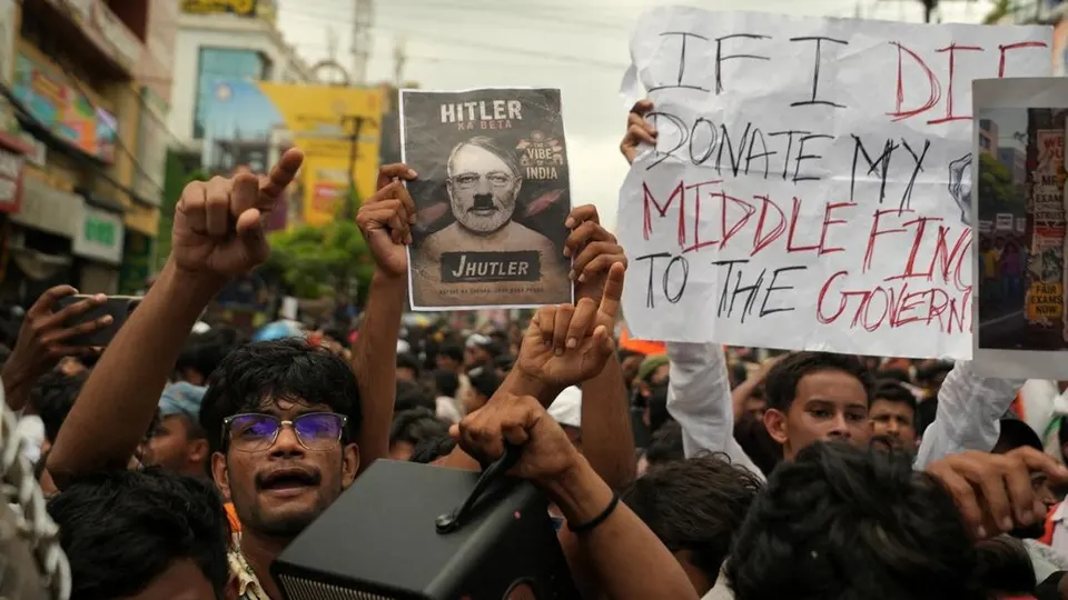 Menteri Pendidikan India Mundur, Sorak Sorai ‘Partai Kecoa’ Pecah di Jantung Delhi