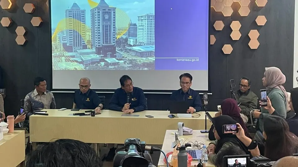 Kementerian Keuangan Tunda Pajak Toko Online dan Ambil Alih Utang Kereta Cepat