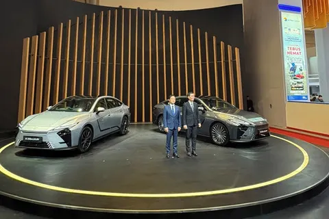 Mengenal Responsive Hidden Switch, Teknologi Tombol Tersembunyi di Lexus ES Terbaru