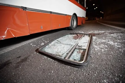 Tragedi Bus Terbakar di Suriah Renggut 35 Nyawa dan Menyoroti Infrastruktur Jalan yang Terabaikan