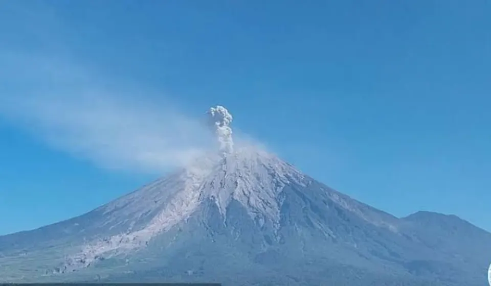 Gunung Semeru Erupsi Disertai Awan Panas Guguran, Status Siaga Level III
