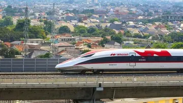 Pemerintah Alihkan Saham KCIC ke Kementerian Keuangan untuk Selesaikan Utang Kereta Cepat Whoosh