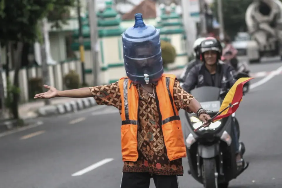 Peluit Sunyi dari Persimpangan Kota