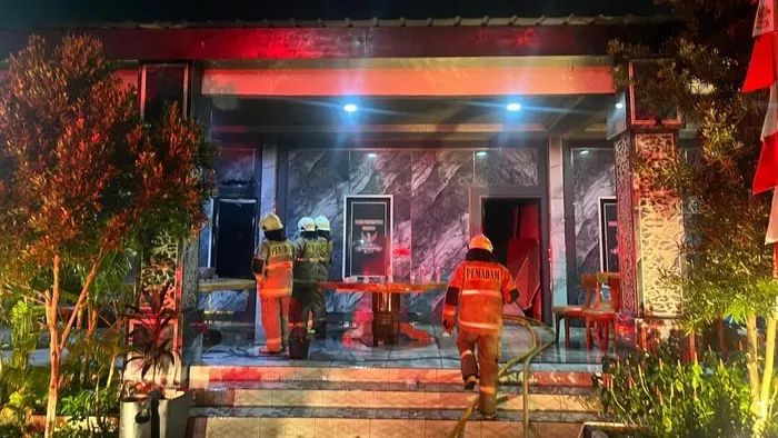 Posko Ormas GRIB di Kedoya Jakarta Barat Terbakar, Delapan Unit Damkar Dikerahkan