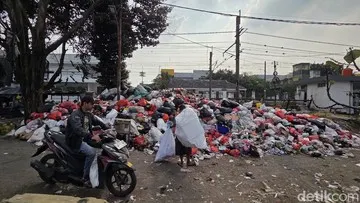 Stasiun Pasar Minggu Dikepung TPS Liar, Bau Busuk Menyebar dan Jalanan Makin Sempit