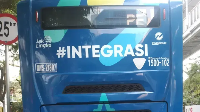 Manuver Maut di Tikungan Sudirman, Kaki Pemotor Terlindas Bus Transjakarta