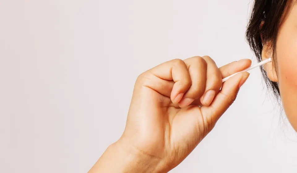Bahaya Penggunaan Cotton Bud dan Cara Aman Membersihkan Telinga