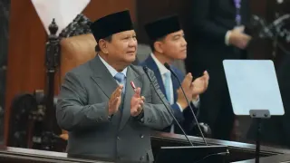 Momen Jokowi Beri Jempol ke Prabowo Usai Pidato Kenegaraan