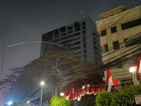 Gedung Bapenda DKI Jakarta Terbakar, Damkar Lakukan Pendinginan hingga Sabtu Pagi