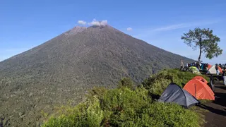 Kebakaran di Taman Nasional Gunung Rinjani Sembalun Berhasil Dikendalikan