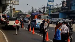 Kebakaran Pabrik Bingkai di Duren Sawit Mengakibatkan Kemacetan Lalu Lintas