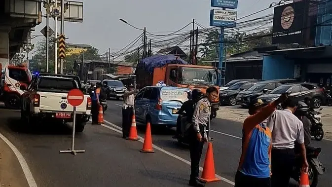 Kebakaran Pabrik Bingkai di Duren Sawit Mengakibatkan Kemacetan Lalu Lintas
