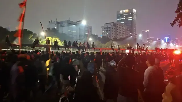 Massa Aksi di DPR Masuk Jalan Tol S. Parman, Mobil Diduga Milik Pejabat Dirusak