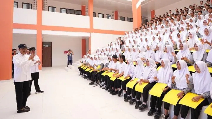 Sambut Kedatangan Mensos, Siswa Sekolah Rakyat Sulawesi Selatan Tampilkan Paper Mob
