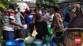 Kemarau Ekstrem Paksa Ratusan Keluarga di Tangerang Selatan Bergantung pada Pasokan Air Bersih