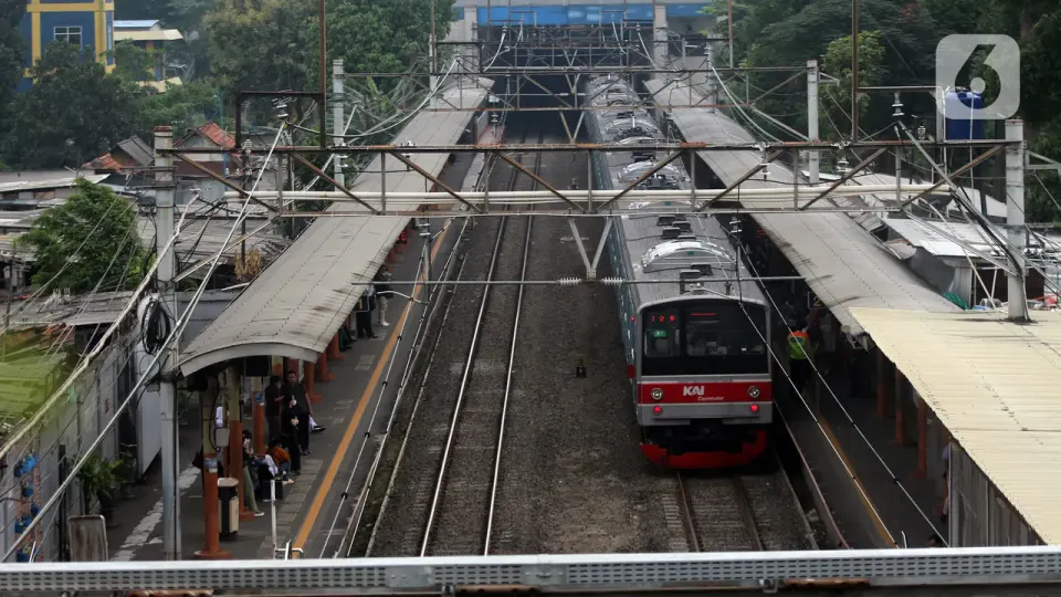 Kebakaran Lahan di Dekat Jalur KA Daru-Tigaraksa Hambat Perjalanan KRL Rangkasbitung