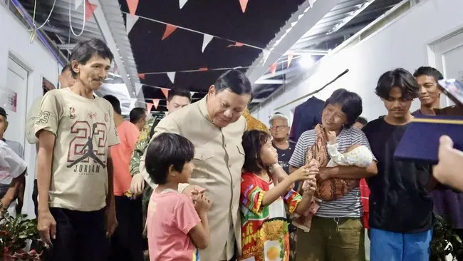 Presiden Prabowo Tinjau Hunian Baru Warga Eks Bantaran Rel Senen