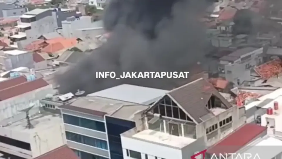 Padamkan Kebakaran di Gambir, 2 Petugas Damkar Dibawa ke Rumah Sakit