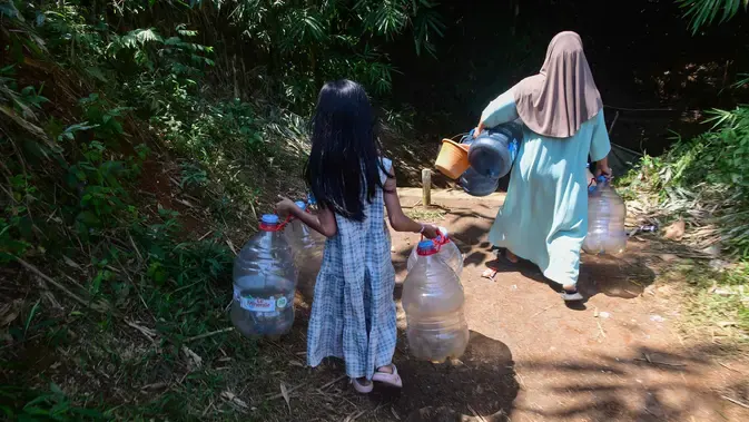 Warga Cidokom Bogor Terpaksa Mengonsumsi Air Berlumpur Akibat Kemarau