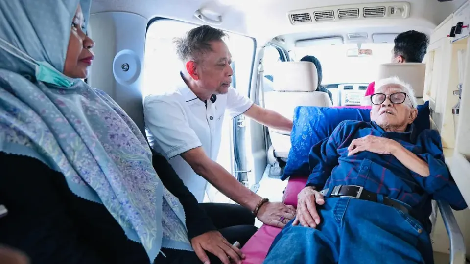 Wamensos Jenguk Anak Sayuti Melik di Bekasi, Pastikan Pemulihan Kesehatan dan Hak Pensiun