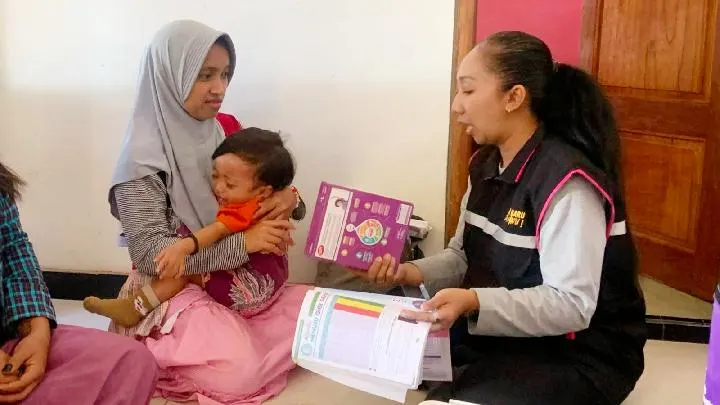 Nakes Jelbuk Menembus Jurang Demi Selamatkan Balita Stunting dan Ibu Hamil