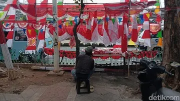 Pedagang Bendera Musiman Mulai Padati Jakarta, Hadapi Tren Penurunan Omzet dan Persaingan Online