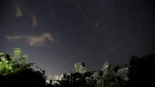 Panduan dan Waktu Terbaik Mengamati Hujan Meteor Perseid 2026