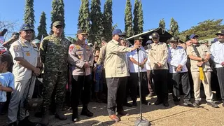 Temui Korban Gempa NTT, Prabowo Sampaikan Belasungkawa di Posko Pengungsian