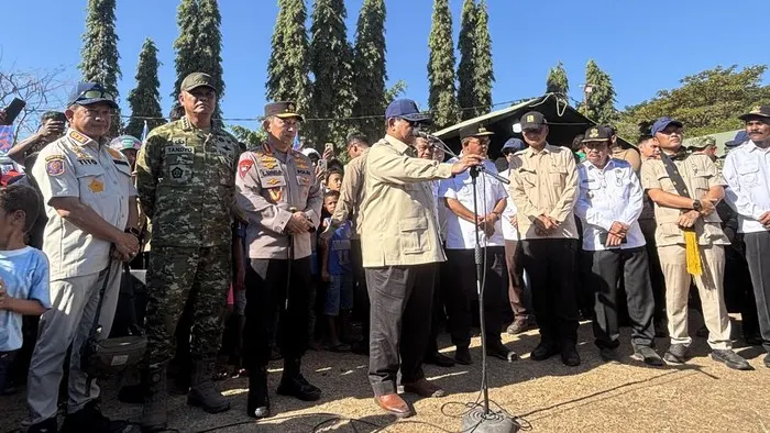 Temui Korban Gempa NTT, Prabowo Sampaikan Belasungkawa di Posko Pengungsian
