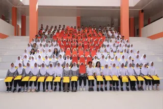 Siswa Sekolah Rakyat Sulsel Sambut Kunjungan Mensos Gus Ipul dengan Aksi Paper Mob