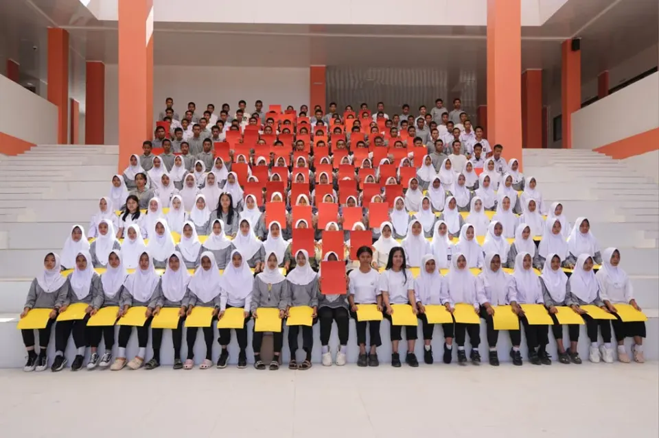 Siswa Sekolah Rakyat Sulsel Sambut Kunjungan Mensos Gus Ipul dengan Aksi Paper Mob