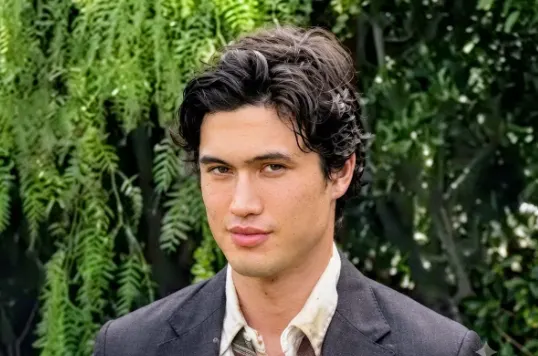 Lionsgate Incar Charles Melton Perankan Kakashi Hatake dalam Film Live-Action Naruto