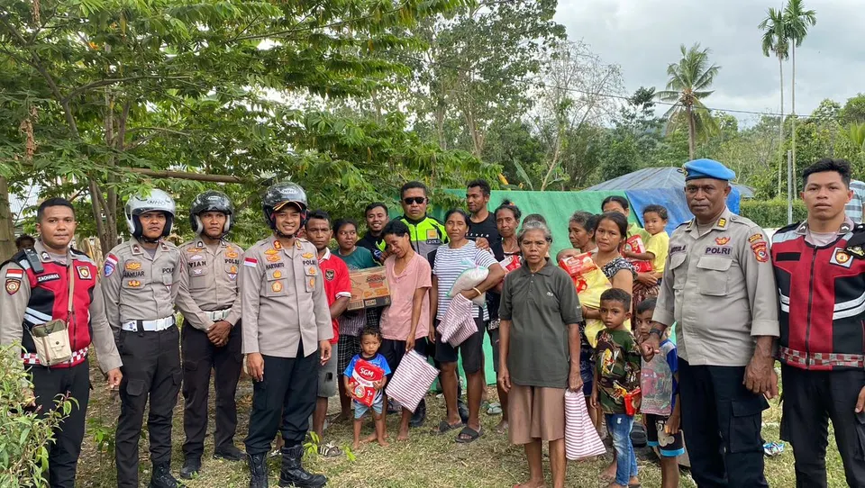 Tembus Medan Terjal, Kapolres Manggarai Timur Salurkan Bantuan bagi Warga Terdampak Gempa