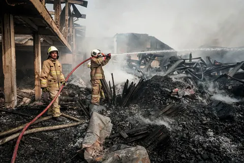 Kebakaran Pabrik Bingkai di Pondok Kelapa Jakarta Timur Merembet ke Rumah Warga
