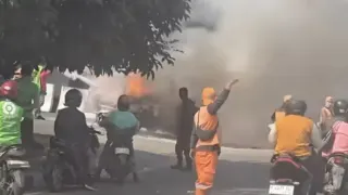 Mobil Kijang Terbakar Usai Isi Bensin di Tanjung Barat