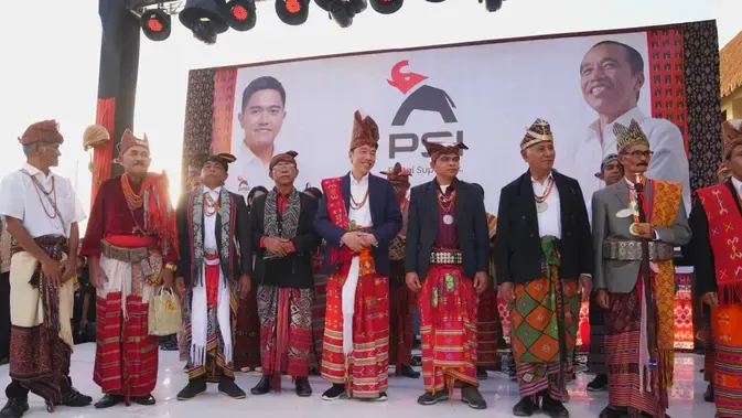 Sederet Gelar Adat yang Diterima Presiden Joko Widodo dari Berbagai Daerah