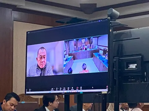 Lodewyk Pusung Sebut Nanik Punya Dapur MBG, Setiap Telepon Gunakan Nama Presiden