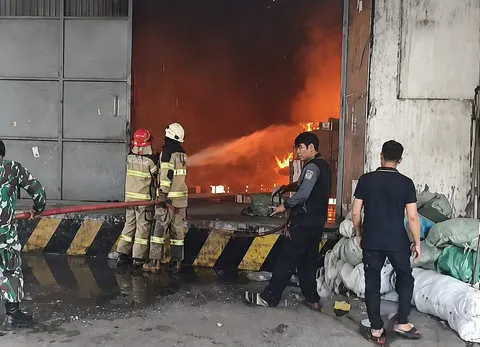 Kebakaran Tiga Gudang di Kosambi Tangerang Berhasil Dipadamkan
