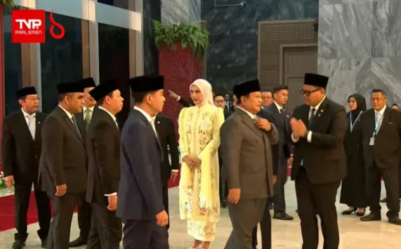 Prabowo Tiba di Gedung Parlemen Mengenakan Jas dan Kopiah Hitam