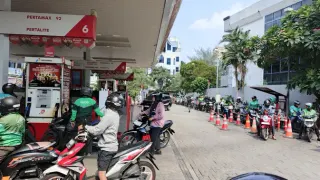 Siasat Pengendara Hindari Antrean Panjang di SPBU Jakarta