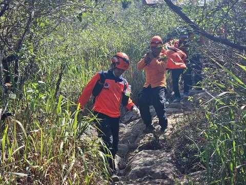 Pendaki Gunung Sumbing Asal Karanganyar Tewas Terjatuh ke Jurang