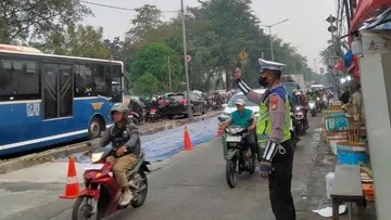 Pengecoran Jalan Raya Bogor Arah Pasar Rebo Picu Kemacetan Pagi Ini
