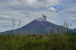 Gunung Semeru Alami 21 Kali Gempa Letusan, Status Masih Siaga