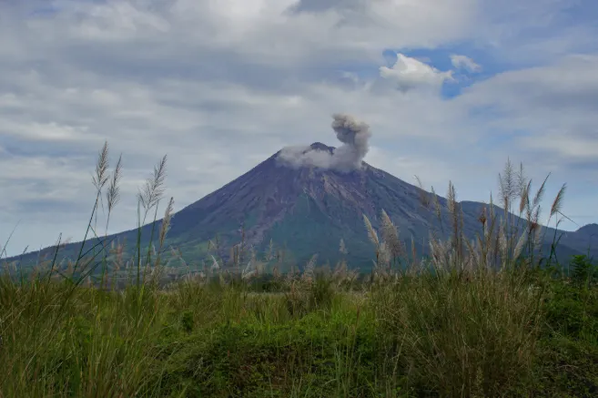 Gunung Semeru Alami 21 Kali Gempa Letusan, Status Masih Siaga