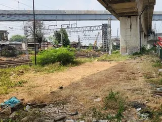 KAI Respons Keluhan Warga Menteng, Tegaskan Lahan Dekat Jalur Rel Harus Kosong