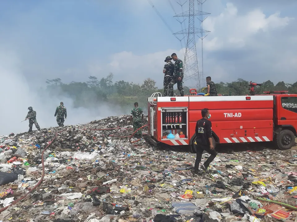 Tim Gabungan Berhasil Padamkan Kebakaran di TPA Nangkaleah Tasikmalaya