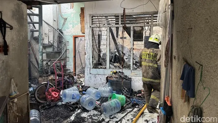 Kebakaran di Gambir Jakpus Hanguskan Sejumlah Rumah dan Gedung Kosong