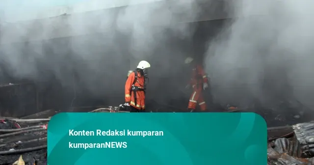 Kebakaran Rumah Semipermanen di Gambir, 25 Unit Damkar Dikerahkan